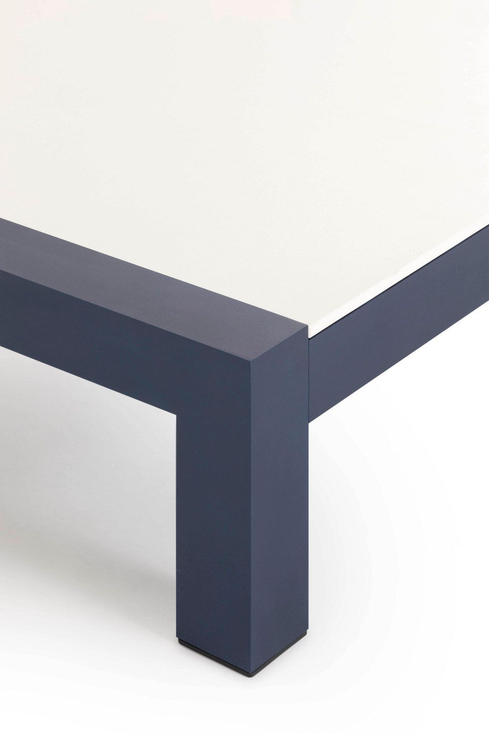 Термолаккированный алюминиевый низкий журнальный столик GANDIABLASCO Islablanca ARCH-00003473 - Вид №1