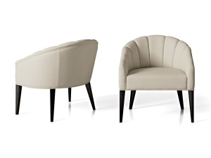 Кожаное кресло с подлокотниками