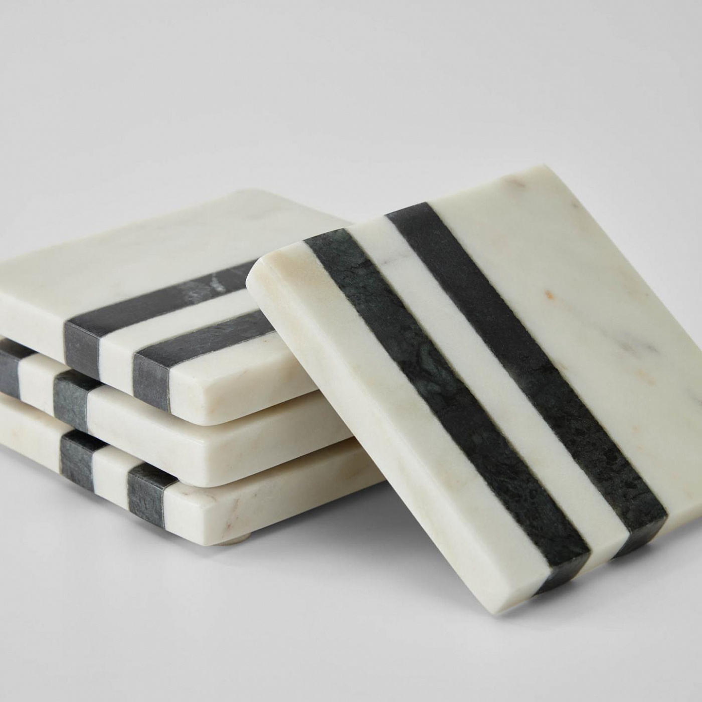 099827 Набор из 4-х подставок из черного и белого мрамор La Forma Bergman 