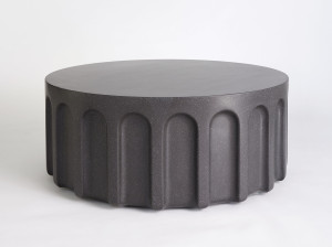 Низкий круглый журнальный столик из железобетона