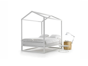 Деревянная кровать с балдахином