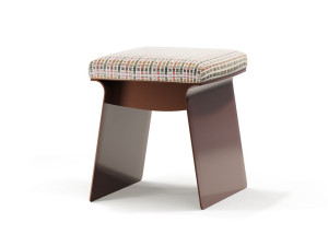 Низкий стул с мягким сиденьем