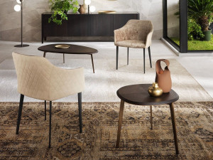 Мягкий стул с подлокотниками