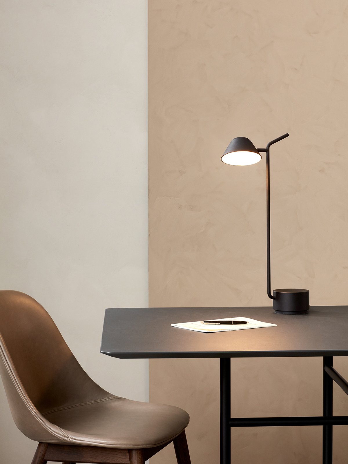 9395001-010B00ZZ MENU Боковой обеденный стул Harbour, деревянная основа, обитый Темный мореный дуб | Чемпион - 041  - Вид №5