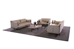 Кожаное кресло с подлокотниками