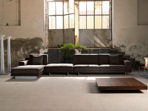 Тканевый диван с полуостровом