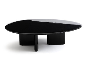 Низкий деревянный журнальный столик