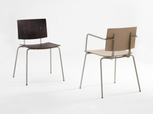 Деревянный стул с подлокотниками