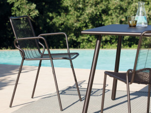 Металлический квадратный садовый стол