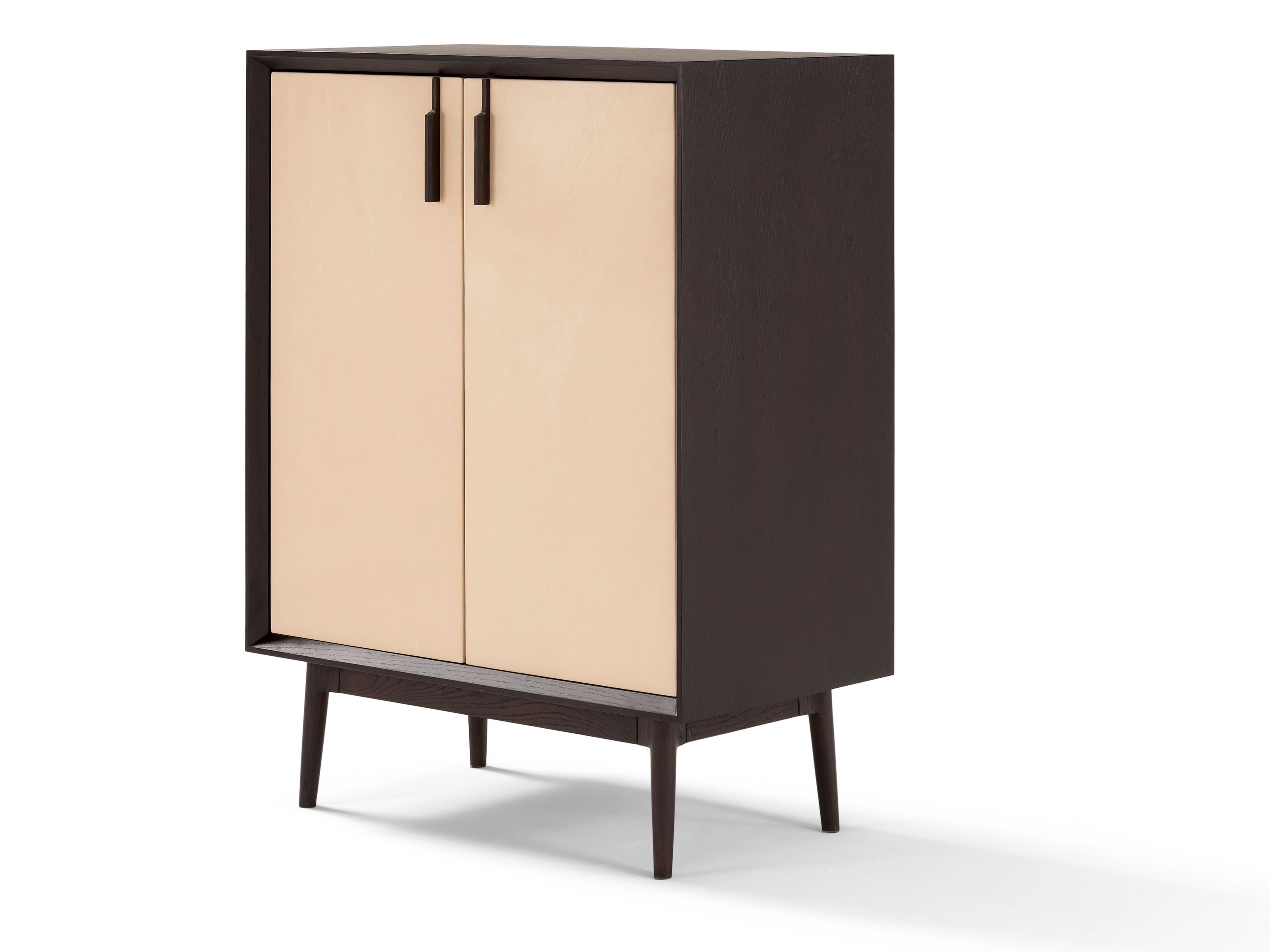 Деревянный и кожаный шкаф с распашными дверцами Amura Тео ARCH-00109393 - Вид №1