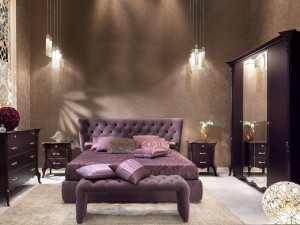 Двуспальная мягкая кровать из ткани с капитонным изголовьем