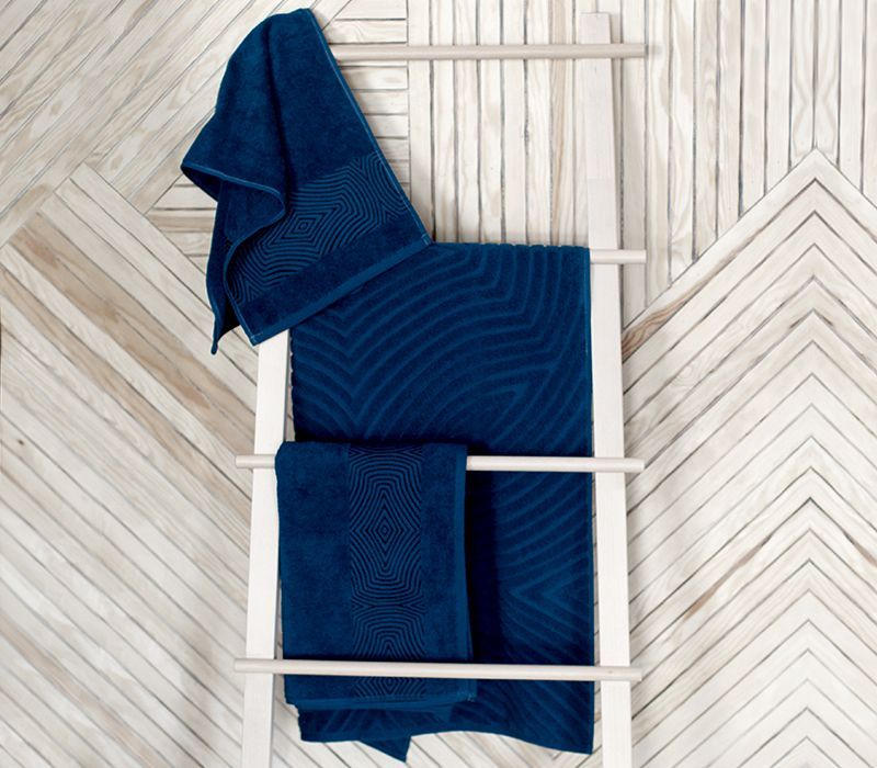 Полотенца из коллекции MAGNUM имеют богатую двустороннюю фактуру, благодаря высокой плотность полотна - 500 гр/м2. Это позволяет достичь объемной структуры, великолепной впитываемости и мягкости. Данная серия полотенец выполнена в трёх колористиках: глубо Victoria Stenova 216141 - Вид №2