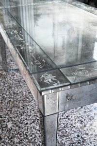 Прямоугольный стол из дерева и стекла