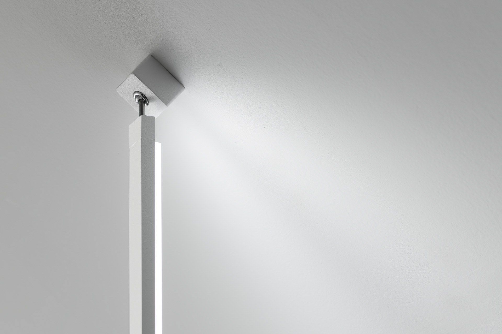 Алюминиевый и PMMA светодиодный подвесной светильник с розеткой Stilnovo Xilema ARCH-00106904 - Вид №1