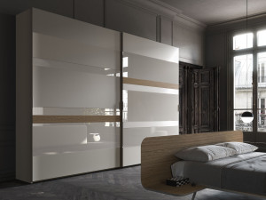 Деревянный шкаф с раздвижными дверями