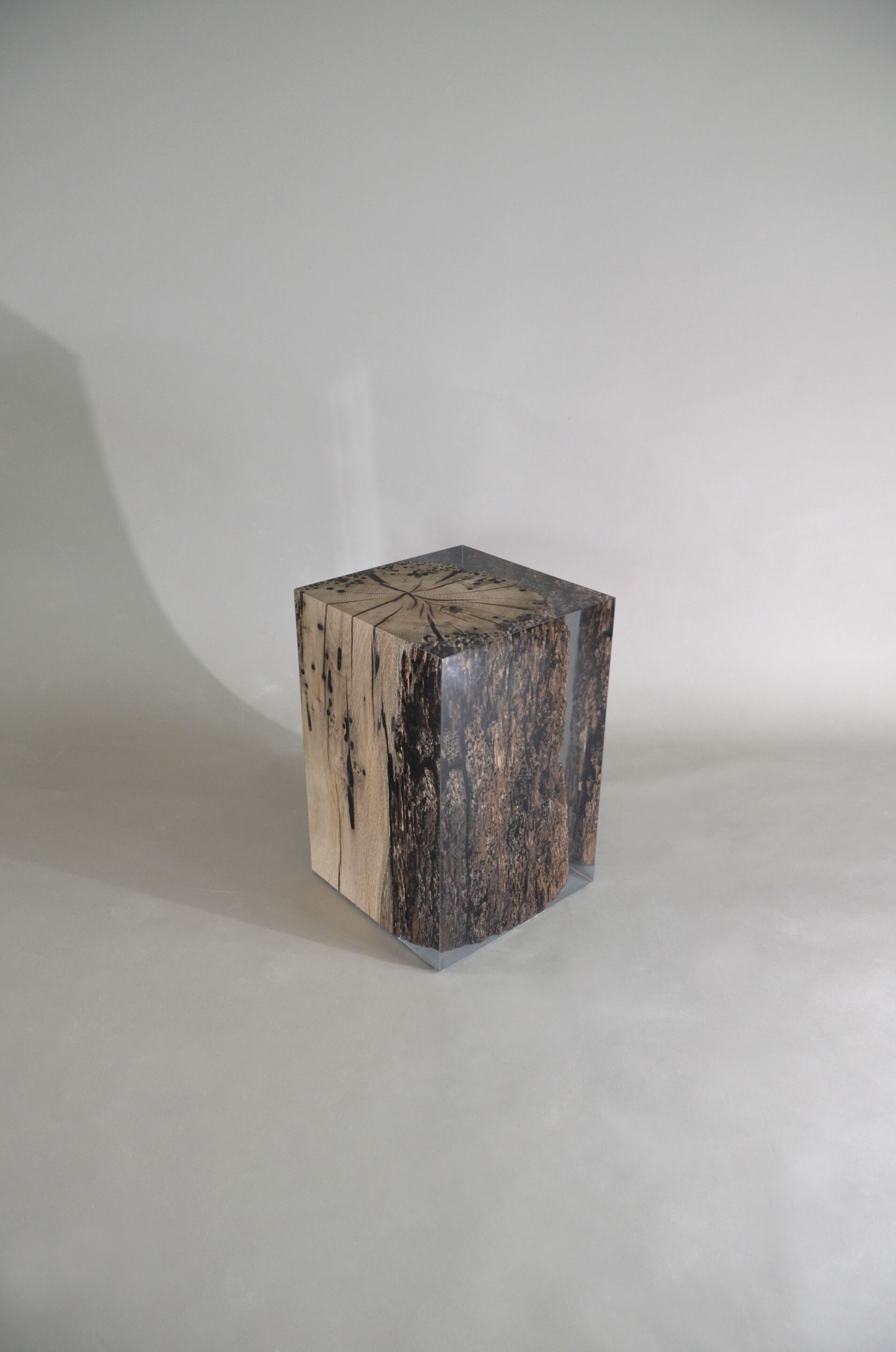 Табурет / журнальный столик из дуба и смолы alcarol Bricola ARCH-00047970 - Вид №1