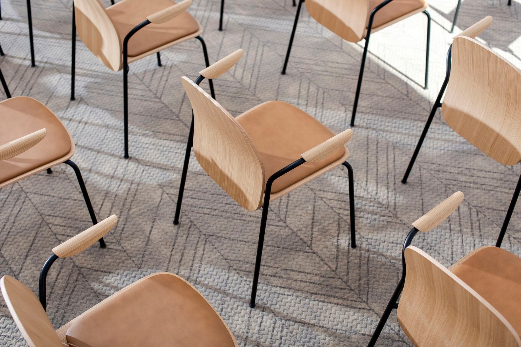 Штабелируемый стул из грецкого ореха с подлокотниками Gazzda Book ARCH-00126870 - Вид №16