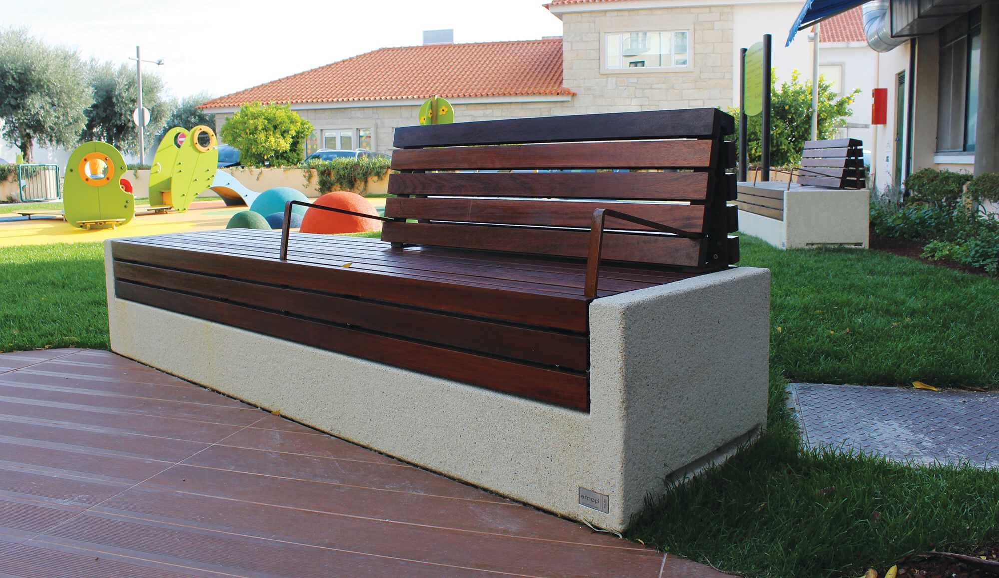 Бетонная скамья и ироко с подлокотниками amop Comporta ARCH-00106185 - Вид №1