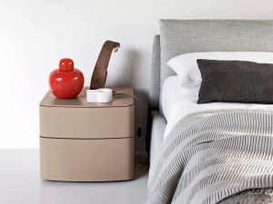 Деревянная тумбочка с ящиками