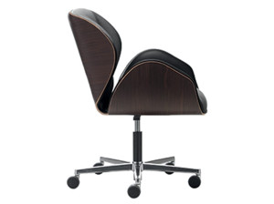 Вращающееся кресло с подлокотниками и деревянным корпусом