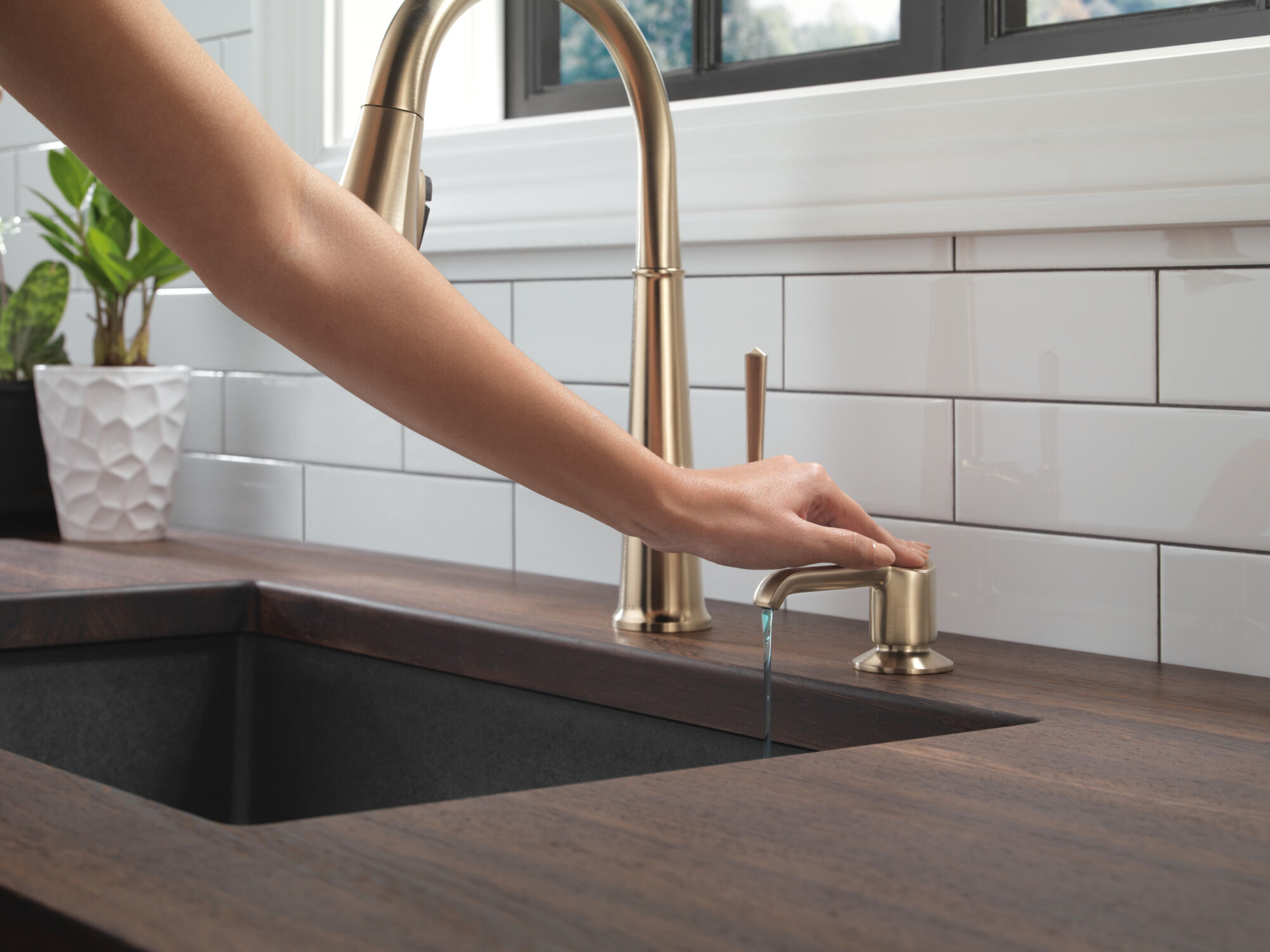 Дозатор мыла из металла Delta Faucet RP101188CZ - Вид №2