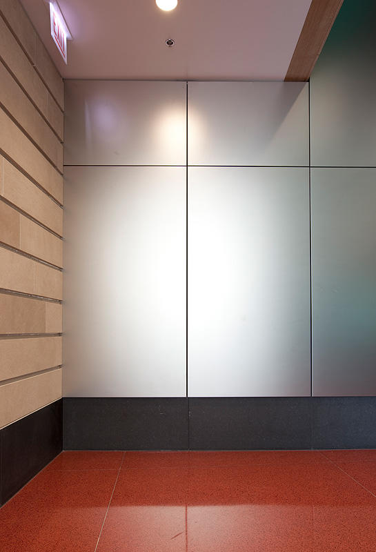 FSRT674 Система облицовки стен Levele панелями лайтпланов; Вставки из вивихромового хромового стекла с белой прослойкой и опалексной отделкой показаны с подсветкой в ​​здании Brandywine, Уилмингтон, Делавэр Forms-surfaces  - Вид №25