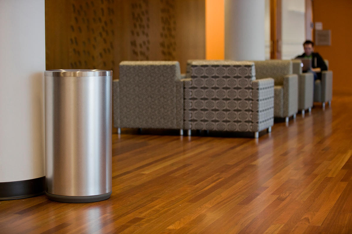 Универсальная емкость для мусора и утилизации, 24 галлона, верхнее отверстие, крышка с разделенным потоком, изображение «рециркуляция» на синем фоне, изображение «мусор» на сером фоне, корпус из нержавеющей стали с сатинированной отделкой и рисунком в вид Forms-surfaces FRMR190 - Вид №13