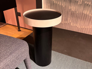 Высокий журнальный столик из нержавеющей стали и дуба с подносом