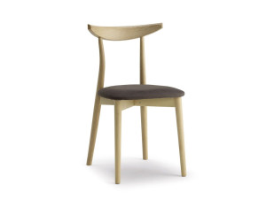 Деревянный стул с мягким сиденьем