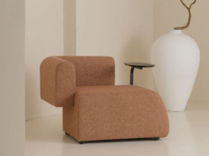 Тканевое угловое кресло с журнальным столиком