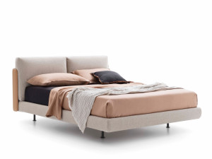 Двуспальная кровать с мягким изголовьем