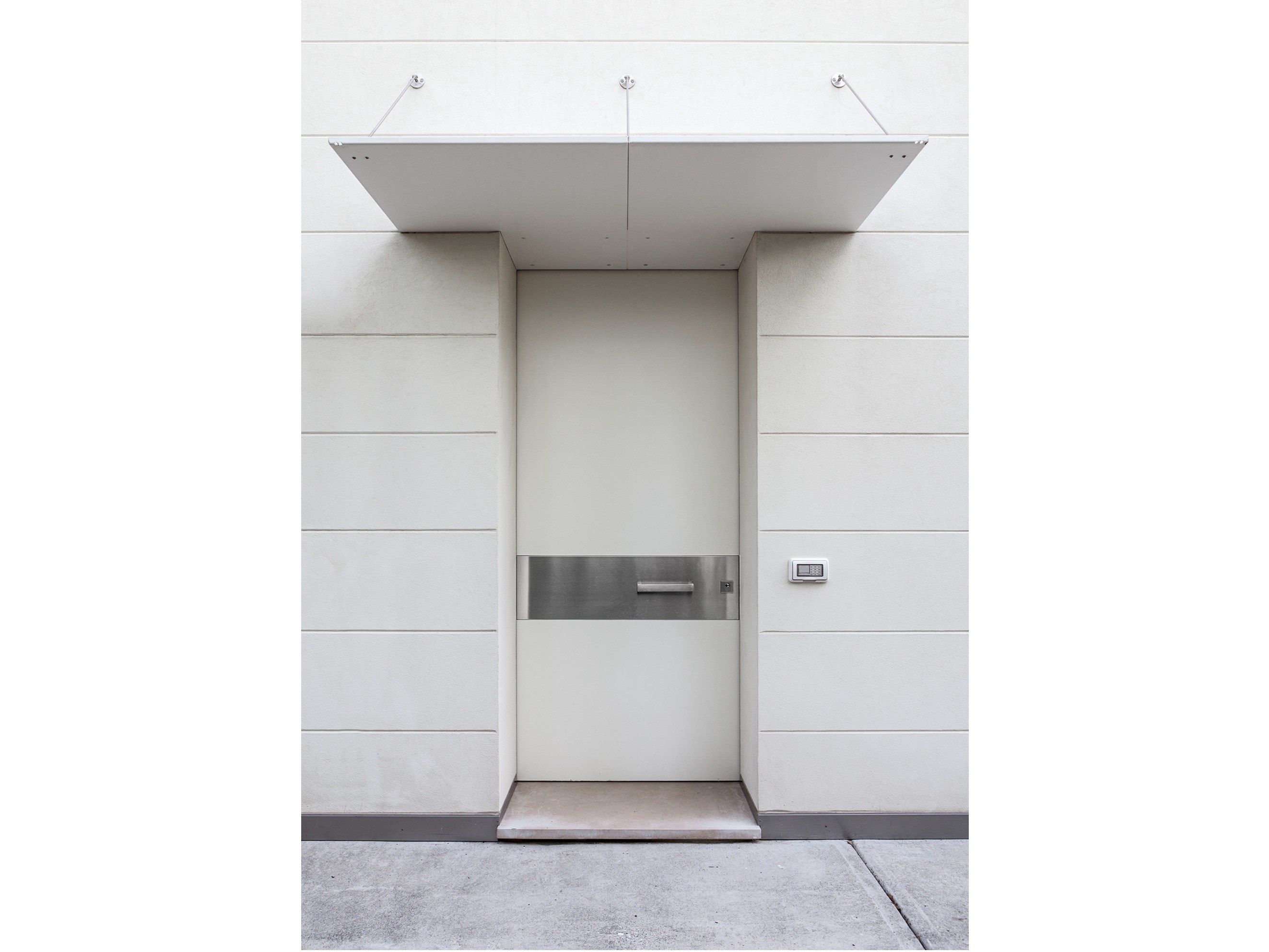 Бронированная входная дверь с облицовкой горизонтальных секторов Oikos Tekno ARCH-00036940