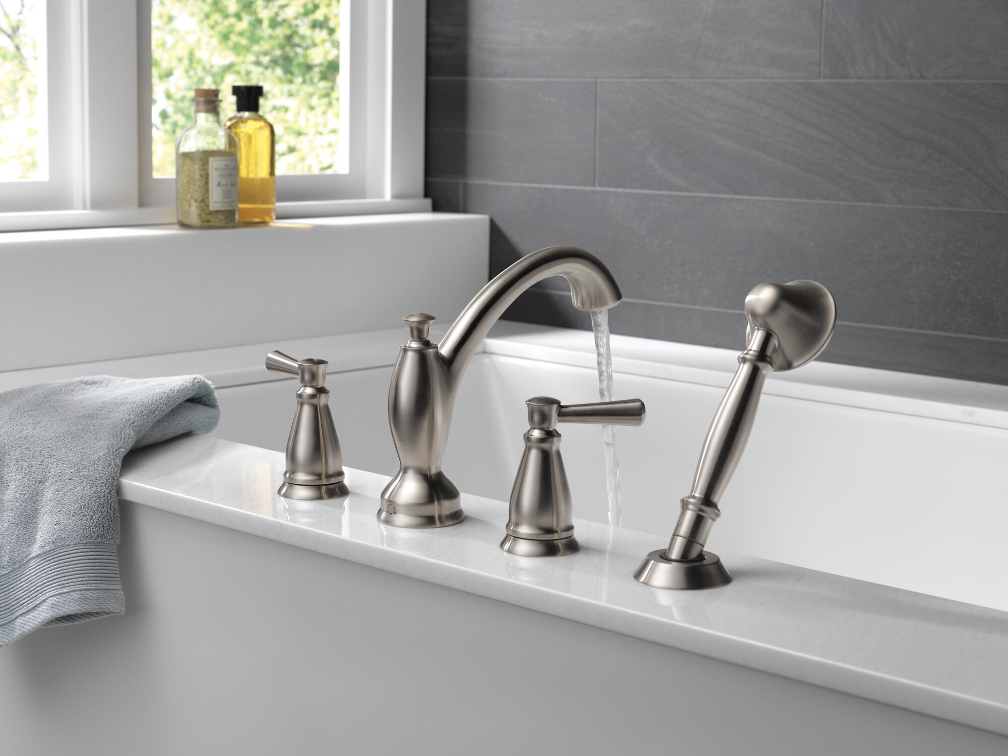 Традиционная римская ванна с отделкой для ручного душа Delta Faucet T4793-SS - Вид №1