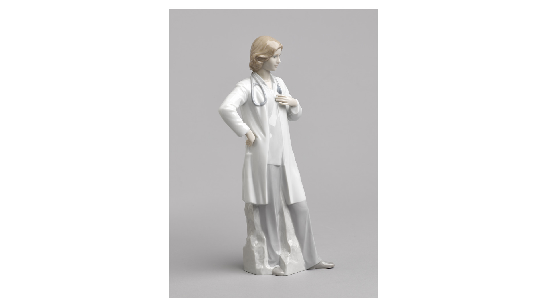 10669030 LLADRO Фигурка Lladro "Доктор (женщина)" 14х31см Фарфор Lladró  - Вид №2