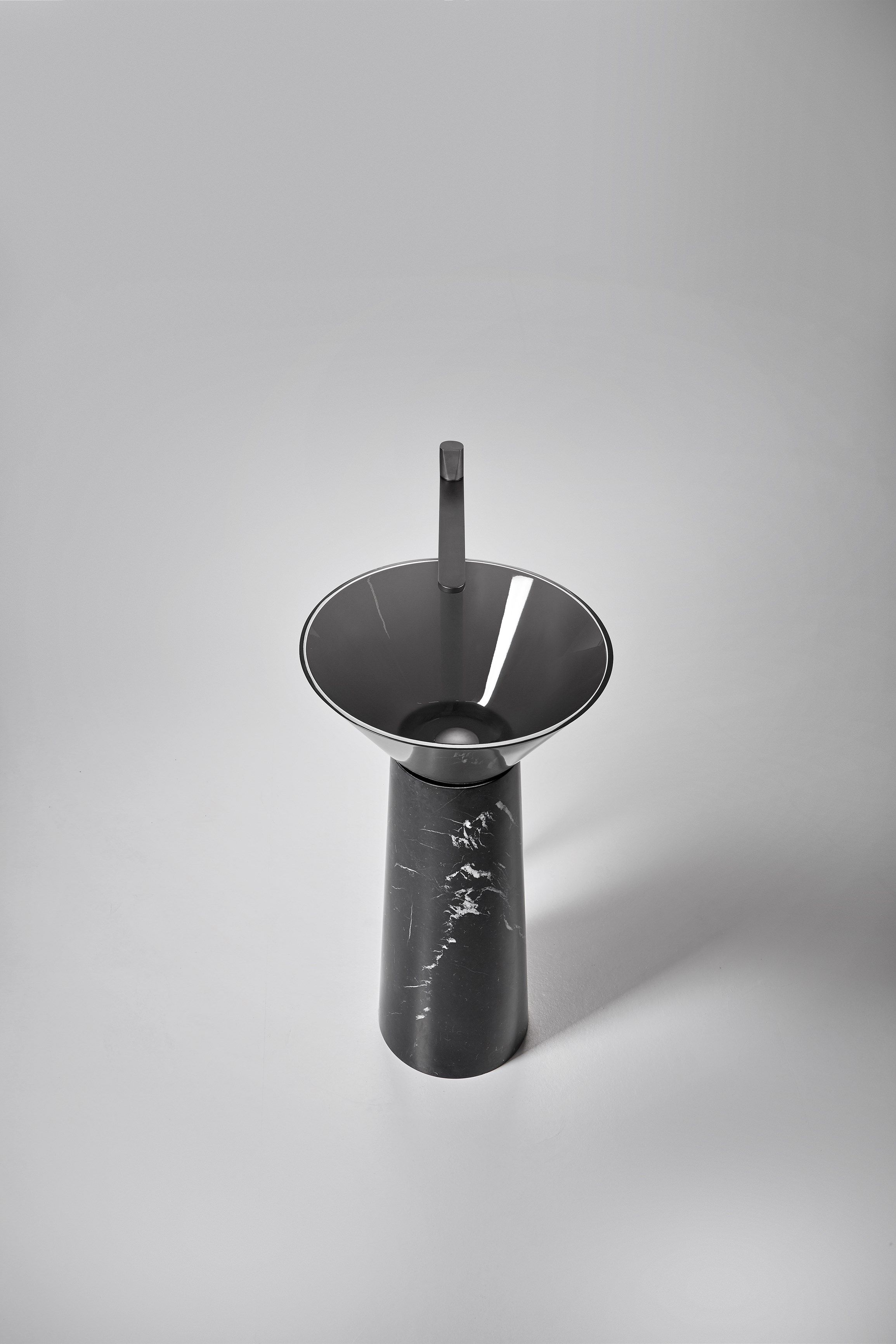 Круглый отдельно стоящий умывальник из черного мрамора Marquina Antoniolupi ALBUME11 + ALBUME21 ARCH-00148772 - Вид №5