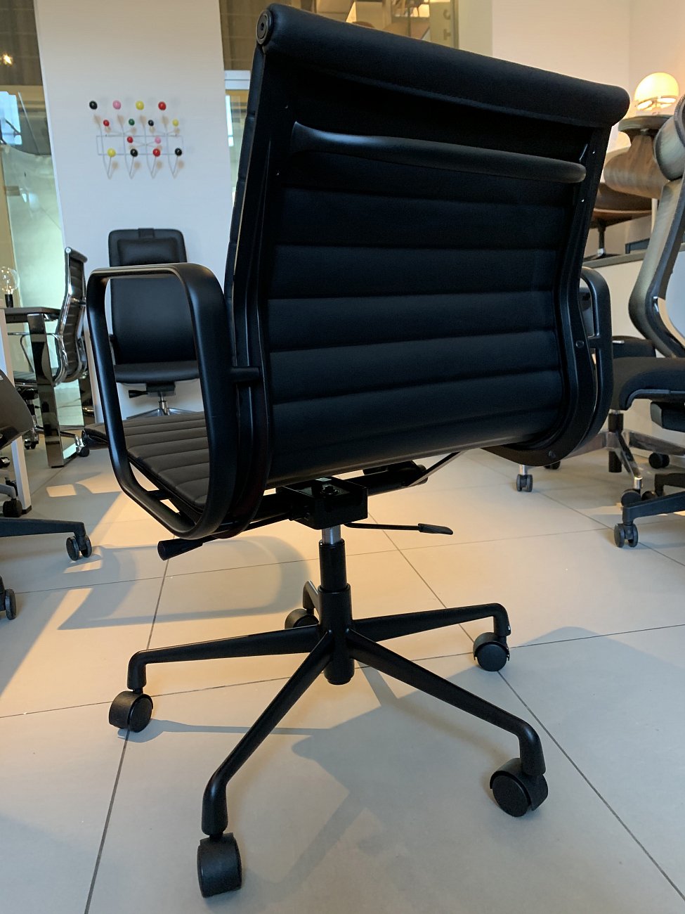 Кресло офисное черное с алюминиевыми подлокотниками Eames Style Ribbed Office Chair EA 117 SOHO DESIGN ДИЗАЙНЕРСКИЕ 00-3886261 Черный  - Вид №1