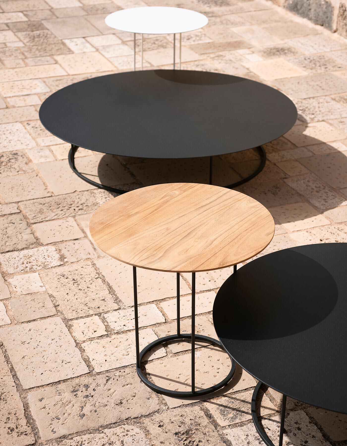 Алюминиевый круглый низкий садовый журнальный столик RODA Zefiro ARCH-00061717 - Вид №2