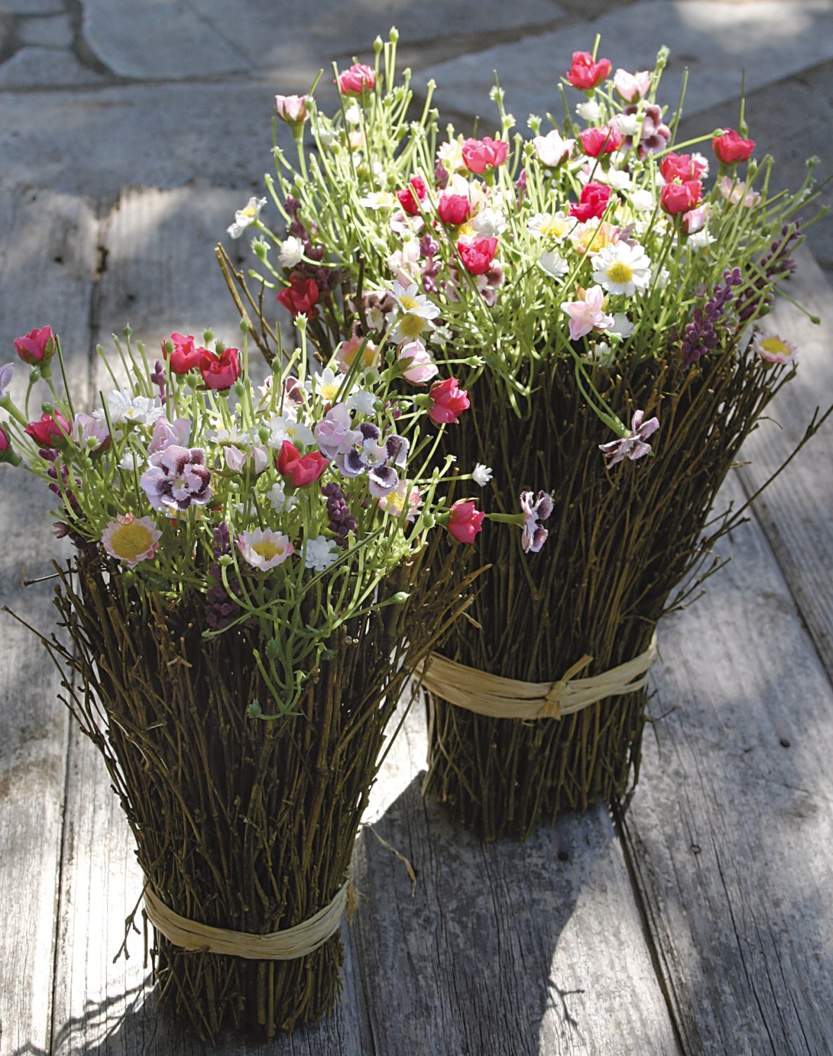 5708 001 a3 Композиция из искусственных цветов с ротангом, 28 см, разноцветная H-andreas  - Вид №1