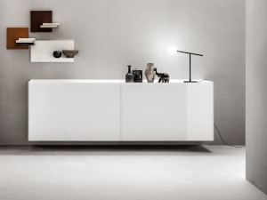 Подвесной шкаф из лакированного стекла с копланарными дверями