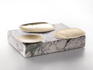 Мраморный монолитный низкий журнальный столик с подносом