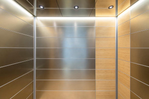 FSRT721 Интерьер лифта Levele-103 с минималистичными панелями из плавленого белого золота с отделкой из морского камня и облицовкой из бамбукового дерева в штаб-квартире enam finance, мумбаи, махараштра, индия Forms-surfaces