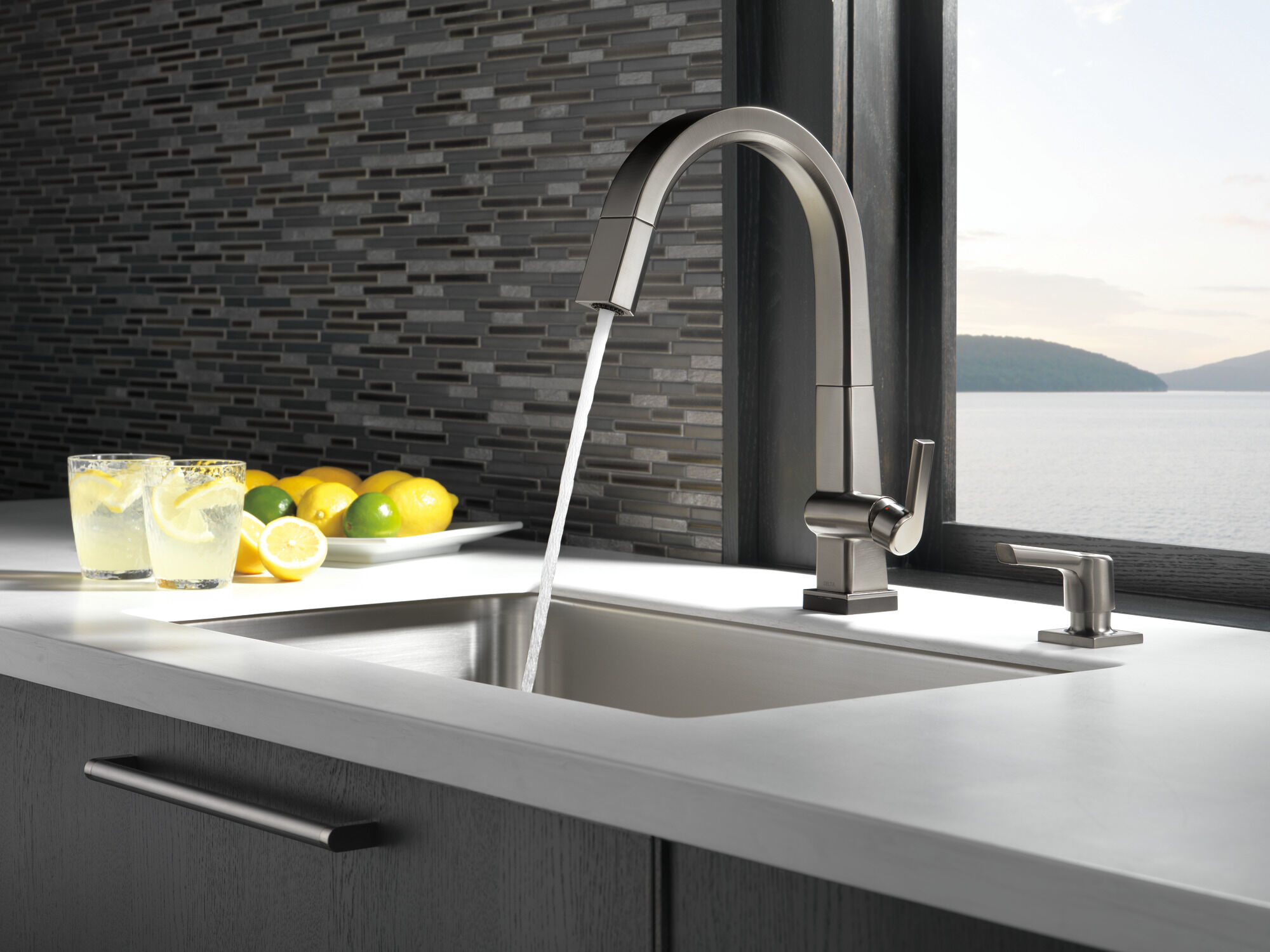 RP91950KS Дозатор мыла / лосьона Delta Faucet Pivotal Черный нержавеющий  - Вид №4