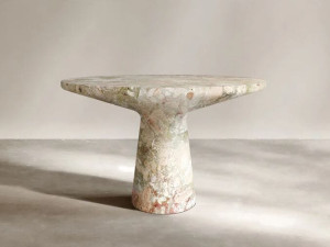 Мраморный журнальный столик с центральным основанием