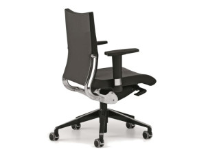 Кожаное офисное кресло с колесами и подлокотниками с 5 спицами