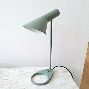 Регулируемая стальная настольная лампа