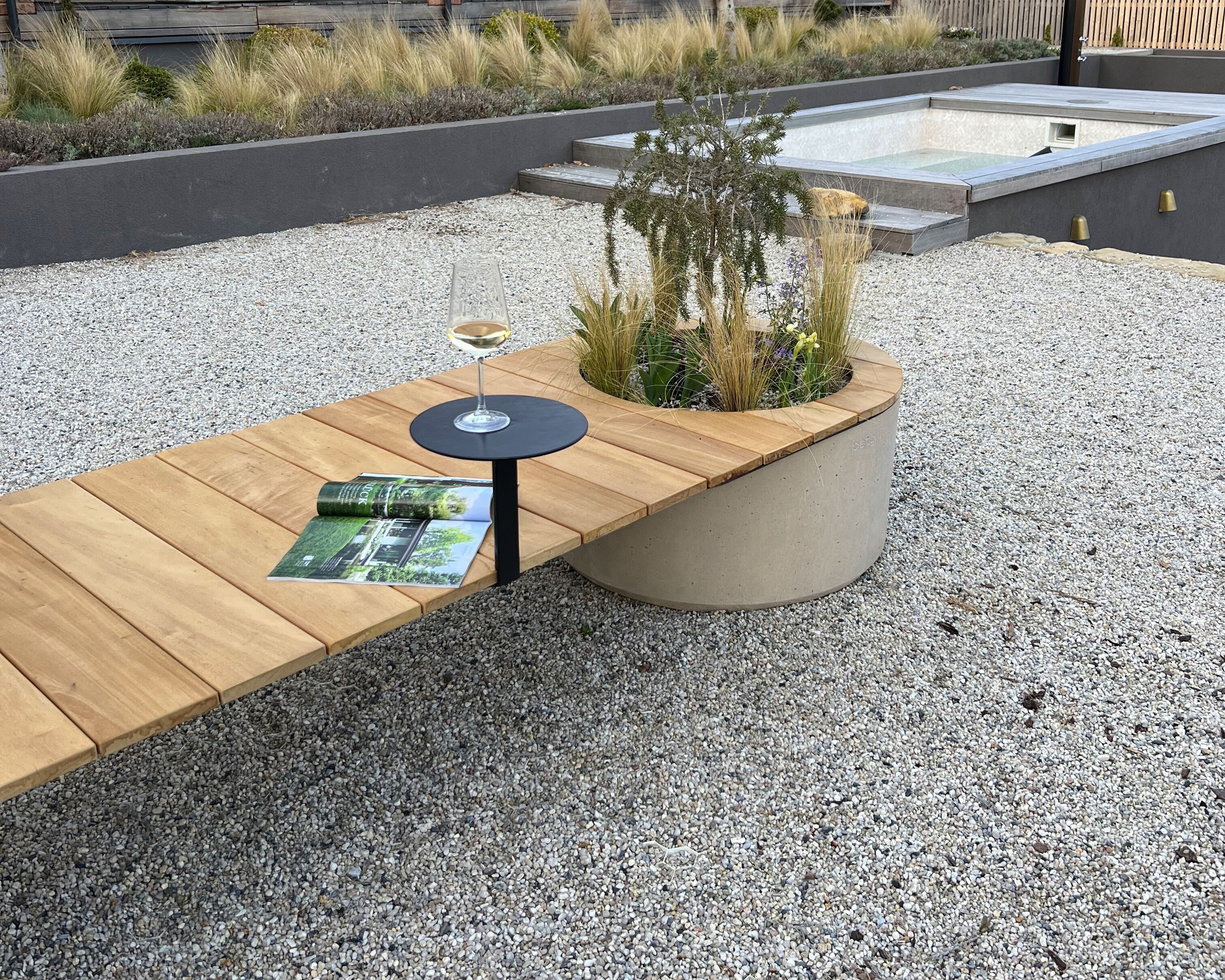 Бетонная скамейка со встроенным плантатором Betoni Grand Benches ARCH-00081058 - Вид №4