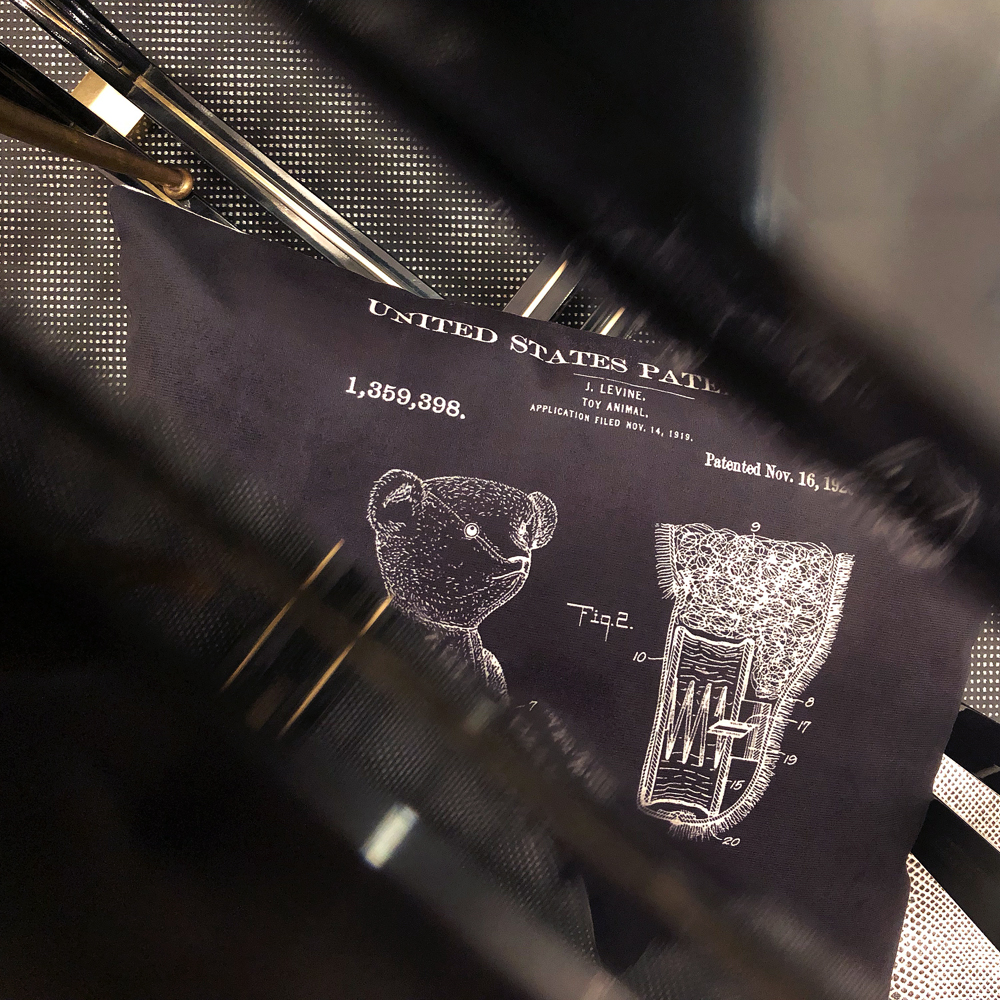 96521334 Арт-подушка «Патент на игрушечного медвежонка» Object Desire  - Вид №1