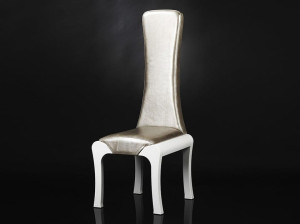 Кожаный стул с высокой спинкой