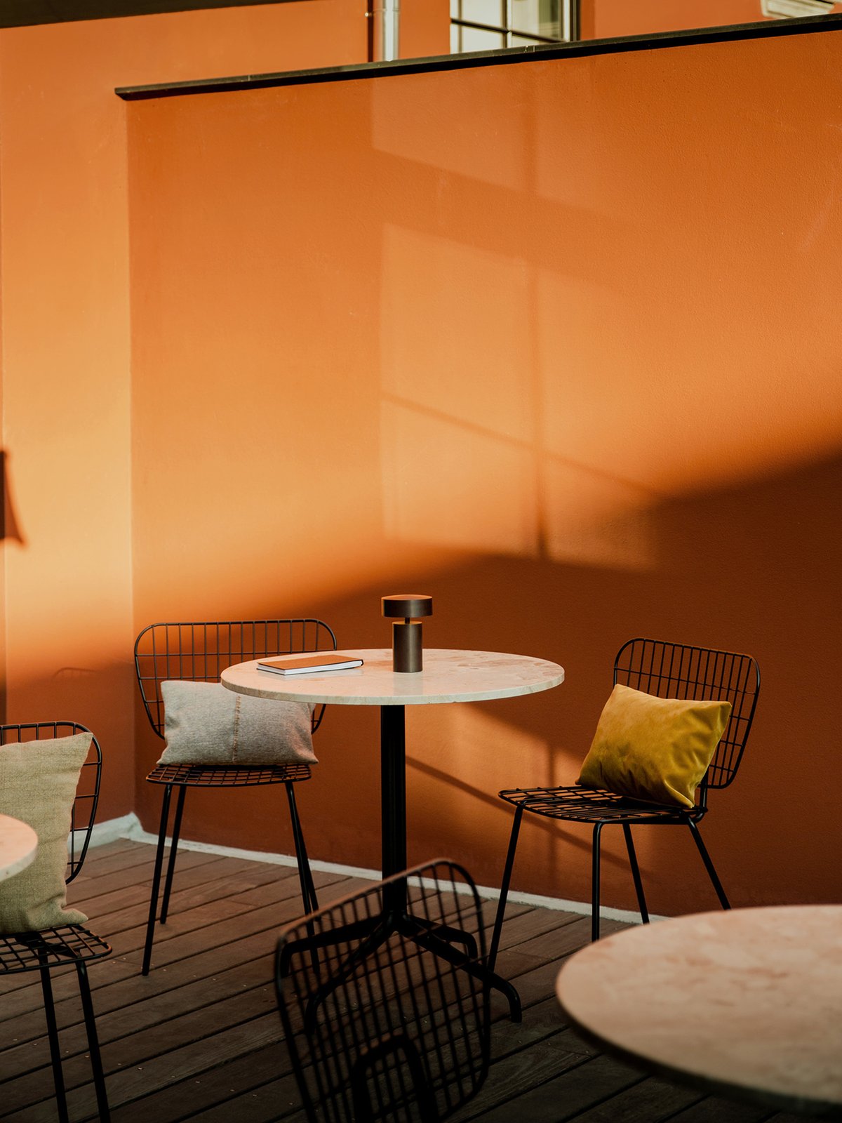 9332539 MENU Стол-колонна Harbour, круглый со звездообразным основанием Прилавок  - Вид №18