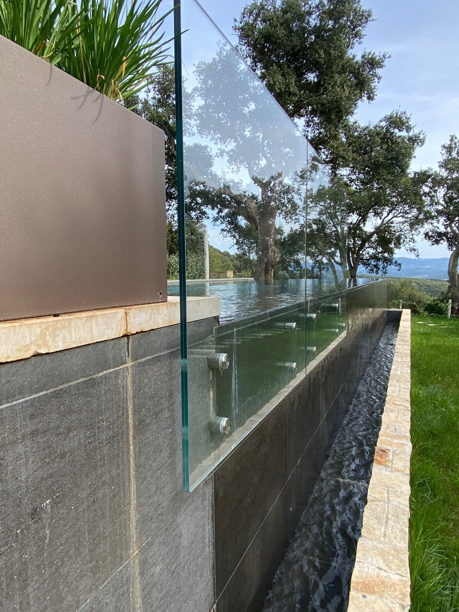 Пейзажный бассейн из натурального базальтового камня INDALO PISCINE Piscina a sfioro ARCH-00019256 - Вид №3